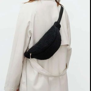 💙 Women’s Black Furry Single Zip Pocket  Adjustable Strap Fanny Pack